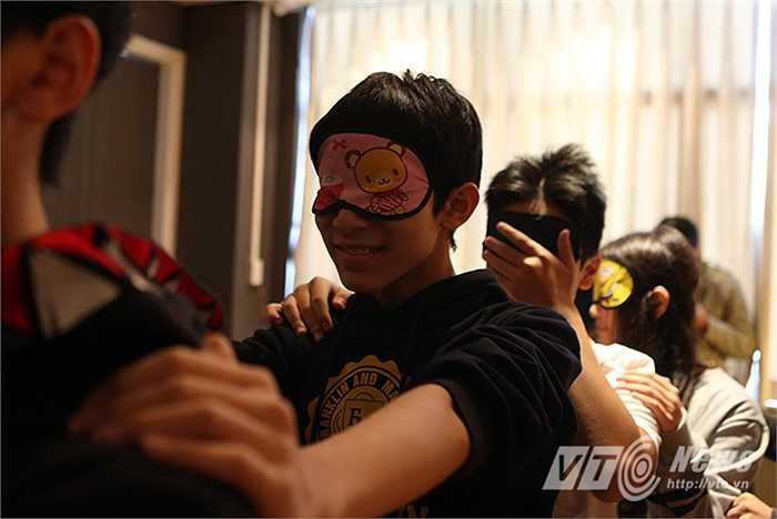 Trước khi bước vào không gian của trò chơi, người tham gia sẽ được bịt mắt để làm quen với bóng tối.