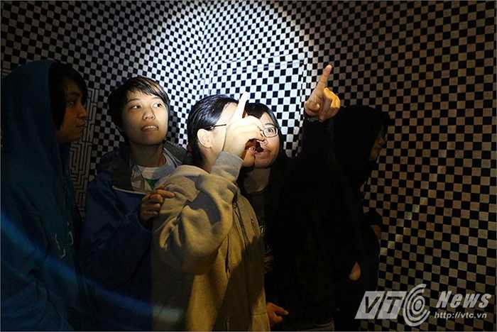 Không điện thoại, không internet, không vật dụng, tất cả những gì người chơi có là tinh thần đồng đội...