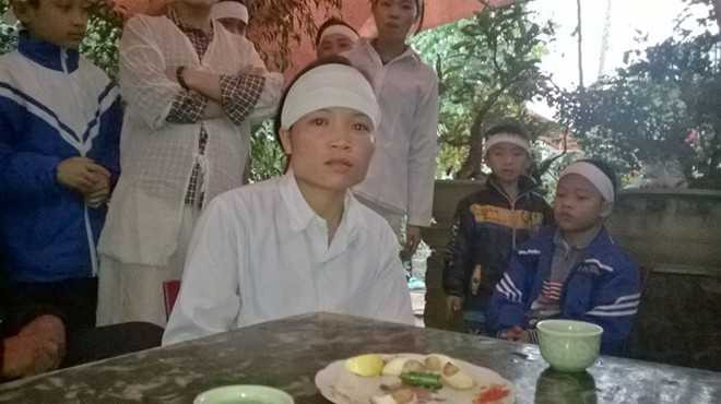 Hai thanh niên nghi là cẩu tặc giả chết để sống sót