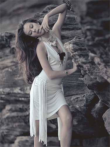 Dù mới 18 tuổi nhưng cô đã có vẻ đẹp rất quyến rũ, trưởng thành. 