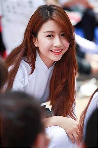 Hot girl Quỳnh Anh Shyn cũng mới 18 tuổi. 