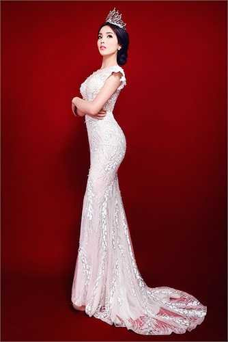 Cô cũng không kém phần gợi cảm trong những trang phục bó sát. 