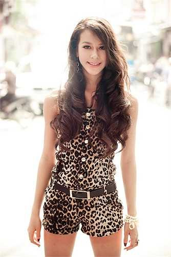 Chanel Hương Thùy cao 1m72, khuôn mặt có những nét lai rất thu hút. 