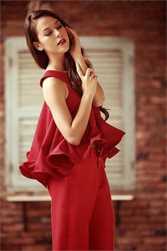 Chanel Hương Thùy thông thạo 5 thứ tiếng: Việt, Pháp, Anh, Italy và Trung Quốc. 