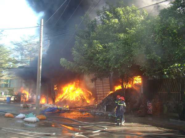 Kho phế liệu sát trường ĐH cháy dữ dội, sinh viên hoảng loạn bỏ chạy