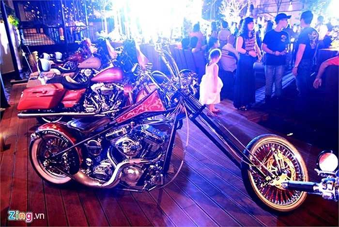 Ma tốc độ (Ghost Rider) là series phim ăn khách được nhiều người biết tới. Điểm gây ấn tượng nhất trong bộ phim này là chiếc xe của ma tốc độ bốc cháy ngùn ngụt và hình thù ma quái của nó. Dựa trên ý tưởng bộ phim này, một người chơi xe ở Sài Gòn đã đặt hàng hãng độ S&S Custom Cycles thửa riêng một chiếc cho mình. 