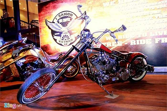 Đây là bản độ độc quyền, không có chiếc thứ 2 trên thế giới. Điểm ấn tượng nhất trên mẫu xe này là đèn pha hình sọ người, tay lái hình khúc xương cánh tay và hai chiếc gương hình xương bàn tay.