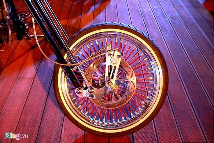 Vành trước dạng nan hoa, hệ thống phanh khá đặc biệt và càng trước siêu dài.