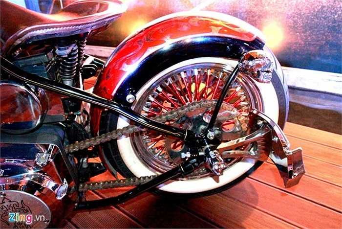 Chụp cốt trục sau cũng được đúc theo dạng sọ người, pat gắn biển số khá vững chắc, được làm từ phôi thép. Xe sử dụng cấu trúc khung ống chịu lực.