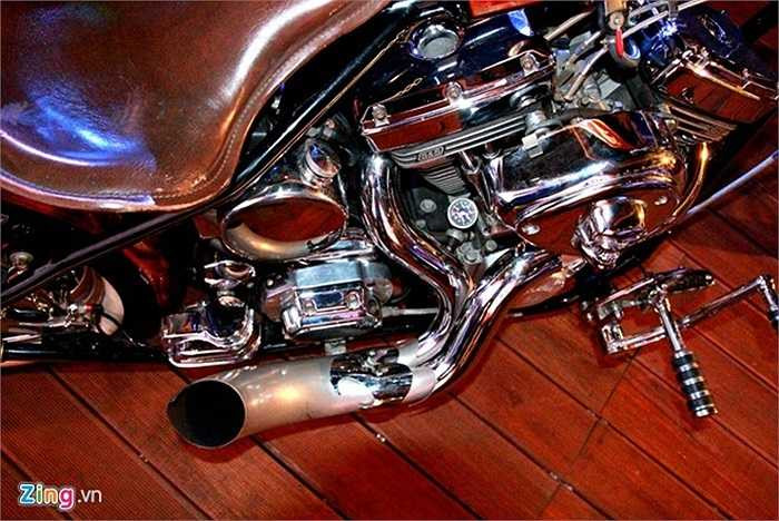 Ống xả đơn giản, hốc xả lớn và không có hệ thống giảm thanh, vì vậy nó phát ra âm thanh cực lớn khi di chuyển trên đường. Bên dưới có đồng hồ đo nhiệt nhớt. Lốc máy cũng được gia công tỉ mỷ, toàn bộ cỗ máy mạ chrome.