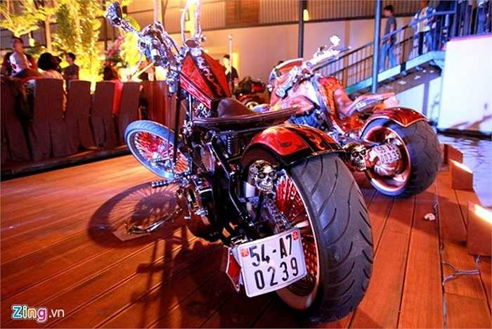 Chiếc xe này xuất hiện bên cạnh khủng long V-Rex Travertson thu hút sự chú ý của nhiều người.