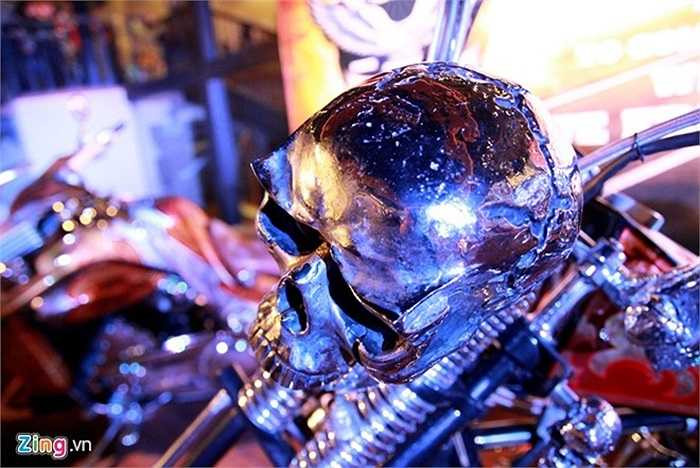 Sọ người được đúc bằng kim loại không rỉ, bên trong cặp mắt là hai đèn pha theo công nghệ LED siêu sáng. 