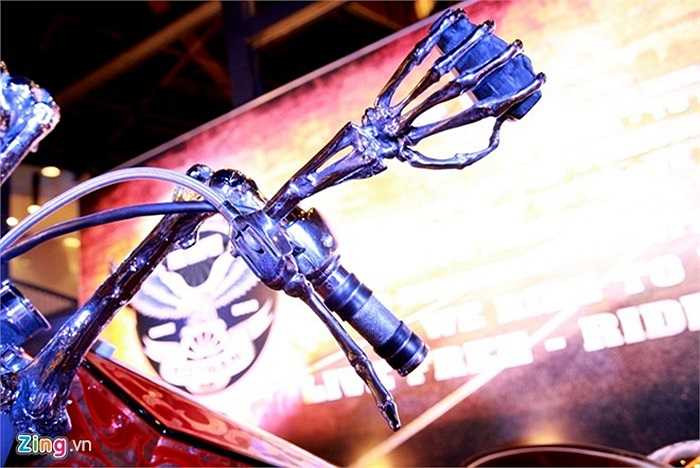 Xương bàn tay nắm chiếc gương chiếu hậu, trong khi tay phanh cũng được đúc theo dạng khớp xương ngón tay.