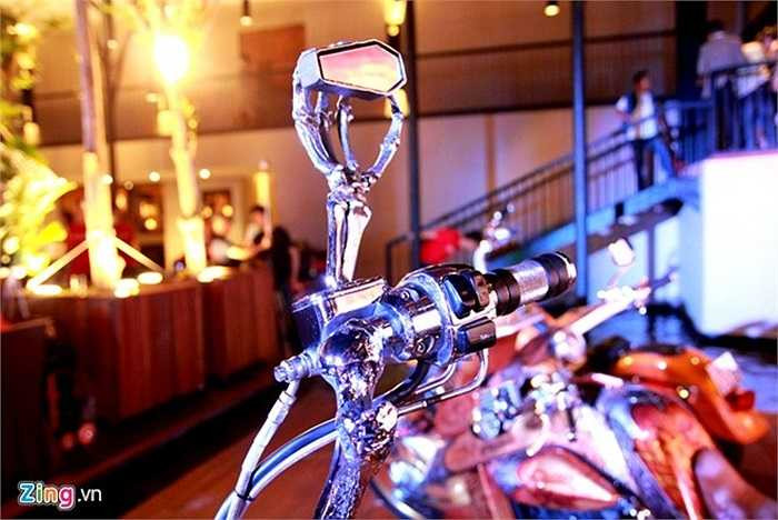 Để chế tạo những chi tiết này yêu cầu kỹ thuật và trình độ tay nghề của người thợ bậc cao. Sau khi có ý tưởng, người thợ sẽ tạo khuôn và đúc các chi tiết mô phỏng cấu trúc bộ xương.