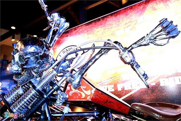 Chiếc xe gây ấn tượng mạnh ngay từ ánh nhìn đầu tiên, nhất là vào ban đêm. Giảm sốc phía trước cũng được thiết kế theo cấu trúc đặc biệt, thường thấy trên những chiếc chopper Mỹ.