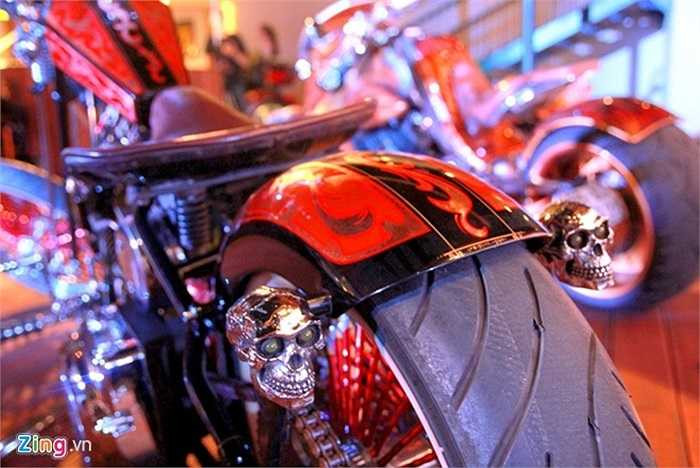 Đèn xi-nhan phía sau cũng được đúc hình sọ người với hai đèn LED ở vị trí hốc mắt.