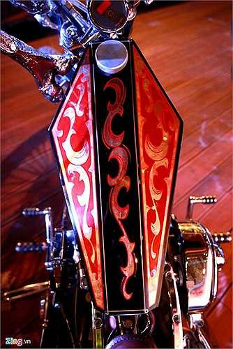 Bình xăng khá nhỏ và góc cạnh, được gò thủ công.