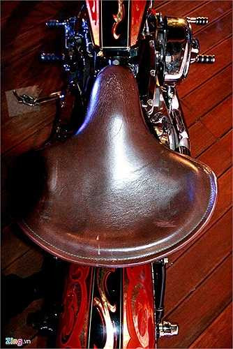 Yên xe một chỗ ngồi làm bằng da thật