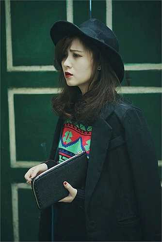 Bắt đầu kinh doanh thời trang từ năm 2012, ngoài bán hàng online, hiện nay cô nàng Hoàng Thanh Loan, (Heo mi nhon), sinh năm 1991, đã sở hữu cho mình cửa hàng trên phố Chân Cầm (Hà Nội). 