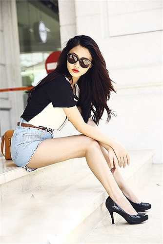 Khi đang là sinh viên năm 3, cô đã tự mày mò kinh doanh nhưng gặp thất bại vì thiếu kinh nghiêm. Không bỏ cuộc, năm 2012 Linh bắt đầu tìm hiểu phương thức bán hàng online và gom vốn sang Thái Lan chuyển chuyến hàng đầu tiên về Việt Nam. Kể từ đó cô nàng thường xuyên đi Thái, Trung Quốc để săn hàng đẹp về bán.