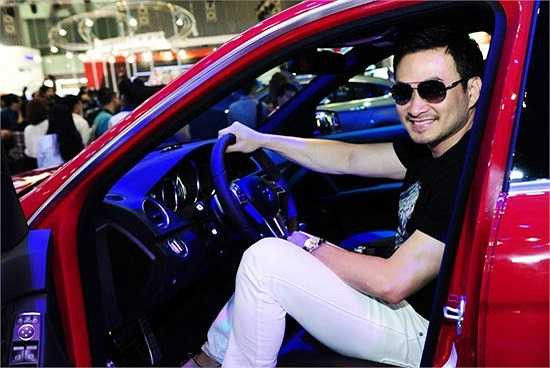 Thành công trong vai trò diễn viên nhưng cuộc sống đời tư của chàng diễn viên điển trai này gặp nhiều sóng gió. Cuối năm 1996 Chi Bảo đã làm lễ cưới với một nữ tiếp viên hàng không nhưng sau khi sống chung được vài tháng, hai người đã ly dị. Sau đó, anh tiếp tục kết hôn với một người phụ nữ bình thường và có một con trai tên là Phạm Gia Cát. Tuy vậy, cuộc hôn nhân thứ hai này cũng không có hậu