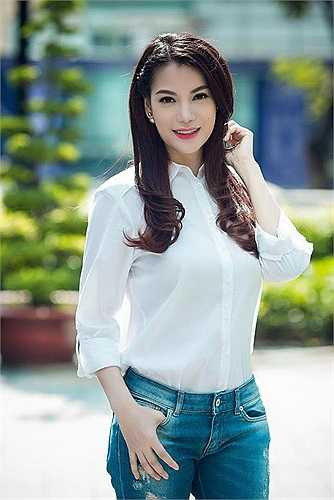 Sau khi ly hôn, Trương Ngọc Ánh ngày càng được khen trẻ đẹp và quyến rũ hơn xưa. Mới đây, bộ phim Hương Ga đánh dấu sự trở lại của cô sau 8 năm vắng bóng nhận được nhiều lời khen từ giới chuyên môn và thu về hơn 70 tỷ. 