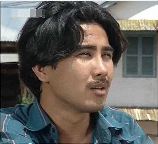 Quyền Linh vào vai Huy, một anh chàng kỹ sư chân chất, thẳng thắn, mê rượu chè và có cuộc tình đẹp như mơ với cô tiểu thư nhà giàu Lan Anh. Trong dàn diễn viên của Đồng tiền xương máu ngày ấy, Quyền Linh là nam diễn viên đã có tên tuổi và được yêu thích cùng Lý Hùng, Diễm Hương.