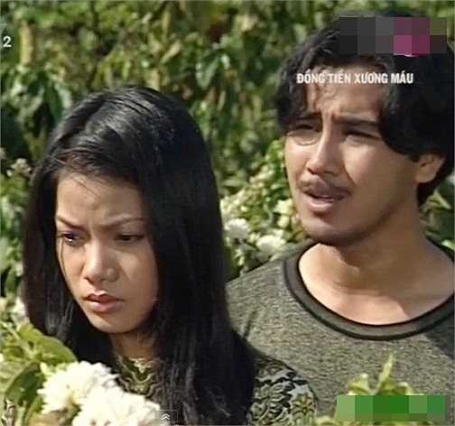 Đồng tiền xương máu mới là bước ngoặt tạo nên sự bứt phá và anh được giới chuyên môn đánh giá cao hơn. Không chỉ nổi tiếng trên màn ảnh, chuyện tình cảm của nam diễn viên điển trai thời đó cũng được dư luận quan tâm. 