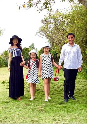 Tháng 11 /2005, Quyền Linh kết hôn với Dạ Thảo - fan của nam diễn viên. Hiện gia đình Quyền Linh đang sống rất hạnh phúc với hai cô con gái nhỏ đáng yêu.