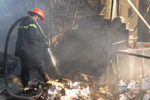 Cháy lớn ở công ty nội thất, hàng trăm công nhân tháo chạy