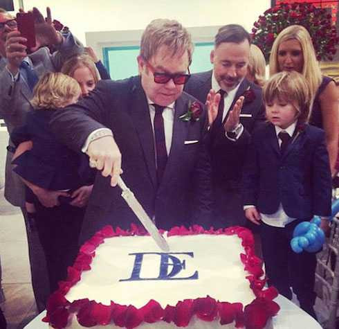 elton john cắt bánh