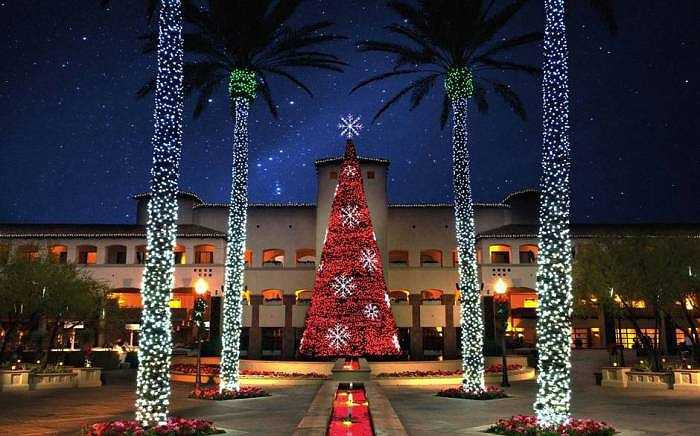 Tại khu nghỉ dưỡng Fairmont Scottsdale Princess ở Arizona, đồ trang trí cho lễ Giáng sinh bao gồm một cây thông cao hơn nóc của khu nhà chính với 2 triệu đèn LED nằm rải rác khắp khuôn viên. Điều bất ngờ nhất trong năm nay đó là khách sạn đã thiết kế một sân trượt băng ở ngay bên trong khuôn viên này.