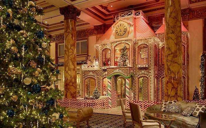 Khách sạn The Fairmont San Francisco ở Mỹ vào mỗi dịp Giáng sinh sẽ xây lên một ngôi nhà bánh gừng khổng lồ ở ngay trong khách sạn. Giáng sinh 2014 ngôi nhà này được dựng với chiều cao 22 feet và chiều rộng 23 feet với hơn một ngàn viên gạch bánh gừng, hơn một tấn kem tươi đánh trứng và rất nhiều loại bánh kẹo thơm ngon khác.
