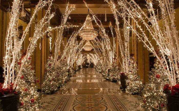 Khách sạn Waldorf Astoria tại Roosevelt, New Orleans có sảnh chính được trang trí hình ảnh Noel lung linh và như biến thành một lối đi tới lễ hội ánh sáng kỳ ảo nhất thế giới.