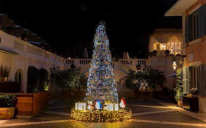 Tại khách sạn De Russie ở Rome, cây thông Giáng sinh được đặt ở ngay sân chính và được trang trí kết hợp với 250 chiếc túi Baguette bằng vàng và bằng bạc của hãng Fendi. Cây thông Noel cũng được thắp sáng lên bởi rất nhiều đèn flash cỡ lớn được để chế độ nhấp nháy liên tục.