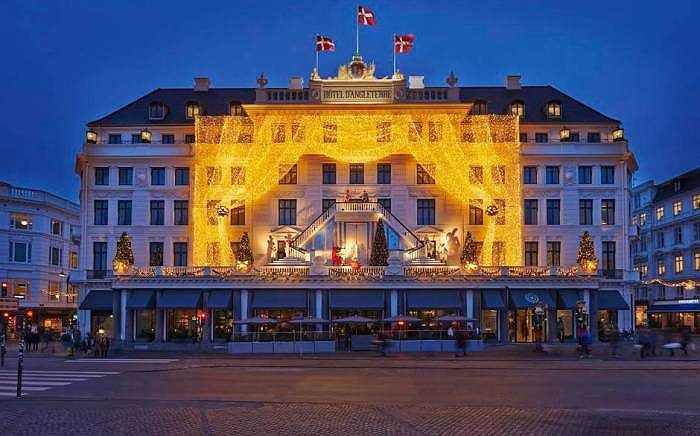 Tại Copenhagen, Khách sạn d'Angleterre được trang trí bởi 50.000 đèn cổ tích vào mỗi dịp Giáng sinh. Đây cũng là thời điểm khách sạn thu hút được rất nhiều du khách và đặc biệt còn tổ chức những buổi trình diễn nhạc kịch có sự tham gia của rất nhiều những nghệ sĩ tên tuổi của Đan Mạch.