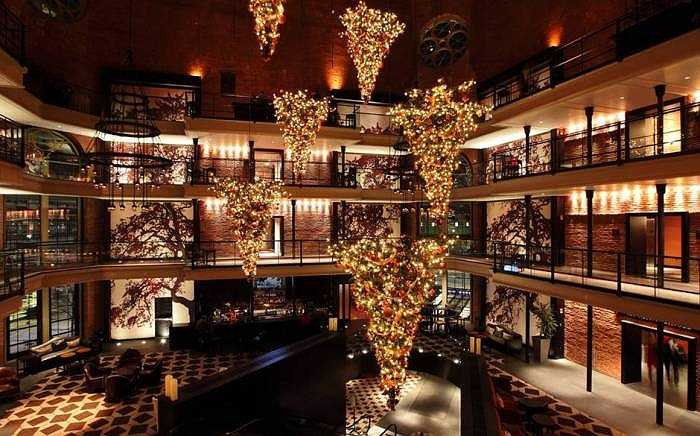 Nằm trong một nhà tù cũ, khách sạn Liberty ở Boston có một Giáng sinh mang phong cách truyền thống với những vật trang trí ngay trên đầu như cây Giáng sinh lộn ngược ở trên trần sảnh của khách sạn.