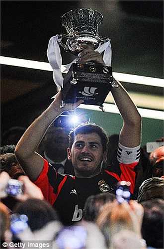 Tính tổng cộng, Casillas đã giành 8 chức vô địch trên cương vị đội trưởng. Anh cũng từng giành siêu cúp Tây Ban Nha 