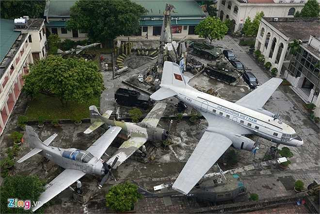 Trong số những hiện vật được trưng bay tại đây có không ít những khí tài được coi là 'Thần binh' của Việt Nam bởi khả năng chiến đấu cao, sức sát thương lớn, khí tài tuy nhỏ bé tầm thường nhưng lại lập được chiến công vang dội. (Theo Zing)