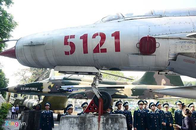 Đây là chiếc Mig21 từng bắn rơi 5 máy bay Mỹ, trong đó có một đại công khi anh hùng Phạm Tuân điều khiển và bắn rơi một máy bay B52 vào đêm 27/12/1972. Đây được coi là chiến công phi thường bởi trong rất nhiều chiến trận trên thế giới trước đó, chưa từng có một chiếc Mig nào hạ được chiến hạm bay B52. (Theo Zing)