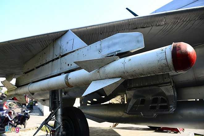 Với tối đa hai quả tên lửa mang theo, Mig21 F96 chỉ được phép sử dụng chiến đấu một quả và để dành một quả để dự phòng trên đường quay về căn cứ. Tuy nhiên, mỗi lần xuất kích là môt lần Mig21 lập chiến công, thậm chí có phi công từng sử dụng cả hai quả tên lửa để chiến đấu với máy bay địch. (Theo Zing)
