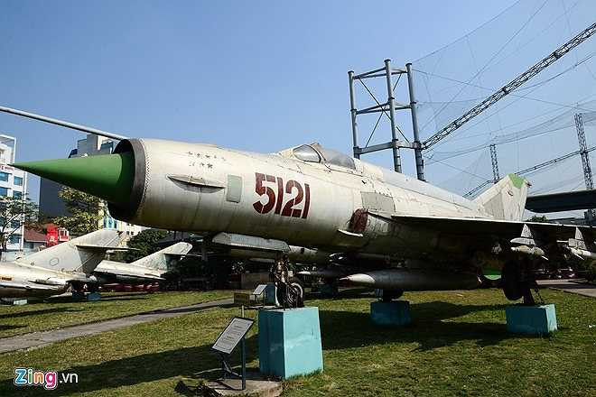 Để vinh danh 'chiến tướng' của Không quân Việt Nam, chiếc Mig21 số hiệu 5121 không chỉ được trưng bày tại Bảo tàng lịch sử Quân sự Việt Nam mà còn được trang trọng đặt thêm một chiếc trong Bảo tàng Phòng không - Không quân. (Theo Zing)