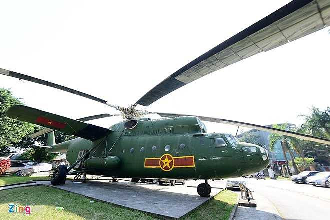 Bảo tàng Phòng không Không quân còn trưng bày chiếc trực thăng Mi-6, số hiệu 7609. Với khả năng vận tải khổng lồ, Mi-6 được mệnh danh là Cần cẩu bay của không quân Việt Nam trong chiến tranh. Đây là phương tiện đắc lực của không quân Việt Nam đã chuyên chở hàng vạn tấn hàng hóa, khí tài quân sự.