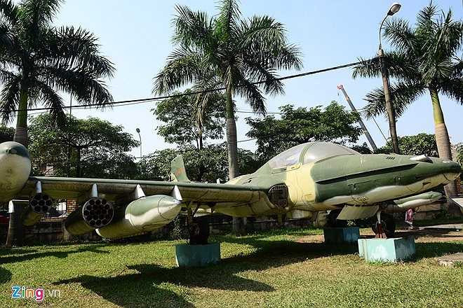 Máy bay ném bom A37 số hiệu 0475 là một trong những máy bay của phi đội Quyết Thắng - đơn vị được 3 lần tặng danh hiệu Đơn vj Anh hùng. Máy bay do phi công Từ Đề lái ngày 28/4/1975 đã trút loạt bom đầu tiên trong trận đánh sân bay Tân Sơn Nhất lịch sử. Sau đó A37 được nhiều lần sử dụng trong các trận đánh hiệp đồng tại Đảo Vai, giải phóng Cù lao Xép, tiêu diệt địch ở núi Xôm mở màn thắng lợi mùa xuân năm 1975... (Theo Zing)