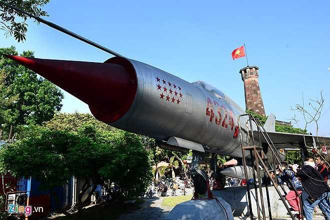 Chiếc Mig-21 được mệnh danh 'én bạc' mang số hiệu 4324 do Liên Xô sản xuất, viện trợ cho Việt Nam năm 1967. Đầu năm 1967, chiến đấu cơ này được trang bị cho Trung đoàn không quân 921, Sư đoàn không quân 371, Quân chủng PK-KQ. Trong cuộc kháng chiến chống Mỹ cứu nước, 'én bạc' 4324 đã xuất kích 69 lần, gặp địch 22 lần, xạ kích 16 lần. (Theo Zing)