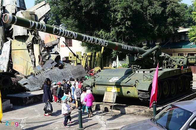 Khẩu pháo tự hành M107 175mm này được Mỹ sử dụng trong chiến tranh tại Việt Nam. M107 sử dụng 2 loại đạn: đạn nổ mạnh M437 nặng 66,6kg với bán kính sát thương hơn 50 mét và đạn hạt nhân 15 kiloton. Pháo dài hơn 11 mét, nặng hơn 28 tấn, tốc độ bắn chỉ 1 viên/phút, nhưng tầm bắn xa tới 40 km. (Theo Zing)