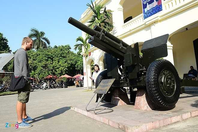 Khẩu pháo 105mm mang số hiệu 14683 do Mỹ sản xuất và viện trợ cho thực dân Pháp sử dụng trong chiến tranh xâm lược Việt Nam. Đại đoàn 308 đã thu được khẩu pháo này tại đồn Nghĩa Lộ, trong chiến dịch Tây Bắc năm 1952. Pháo sau đó được Bộ chỉ huy lựa chọn là khẩu đầu đàn bắn loạt đạn đầu tiên vào cứ điểm Him Lam ngày 13/3/1954, mở màn chiến dịch Điện Biên Phủ; và được đặt trang trọng trước cửa Bảo tàng Lịch sử Quân sự kể từ năm 1959 đến nay. (Theo Zing)