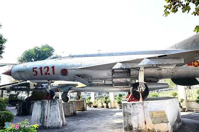Máy bay Mig21 F96, số hiệu 5121 của Trung đoàn 921, Sư đoàn 371 Không quân đang được trưng bày tại Bảo tàng Lịch sử Quân sự VN. (Theo Zing)