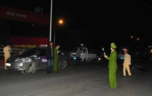 Xảy ra liên tiếp 2 vụ tai nạn trên cầu vượt nhẹ ở Hà Nội