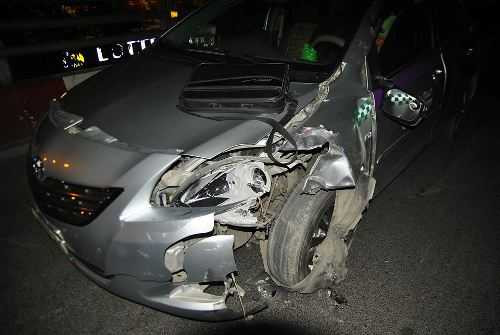 Xảy ra liên tiếp 2 vụ tai nạn trên cầu vượt nhẹ ở Hà Nội